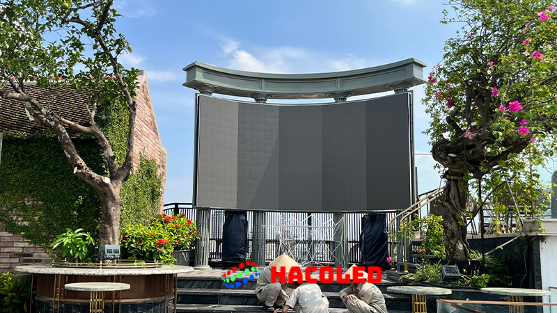 anh lap dat man hinh led p4 cabinet outdoor Peridot Grand Luxury Boutique, pho co, ha noi 1