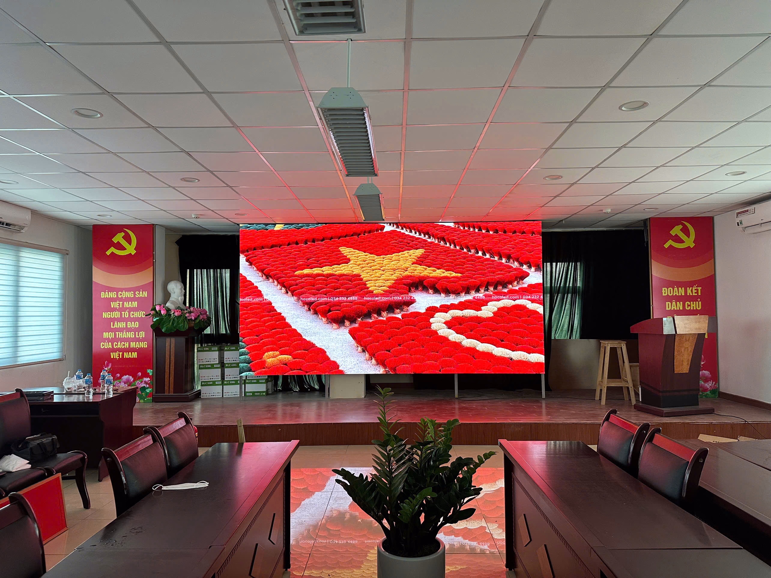 Lắp Đặt Màn Hình LED Q2 Pro Trong Nhà Tại Phòng Họp Ban Chấp Hành Tỉnh Ủy Điện Biên