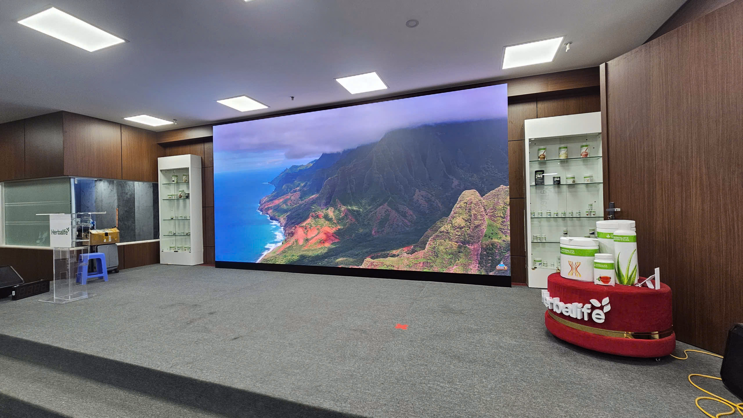 Lắp Đặt Màn Hình LED P3 Trong Nhà Tại Newway Realty Vinhomes Ocean Park