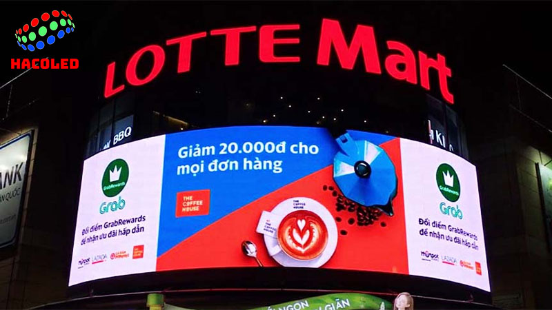 So sánh màn mình LED Chạy Online Và màn mình LED Chạy Offline 2 anh man hinh led quang cao