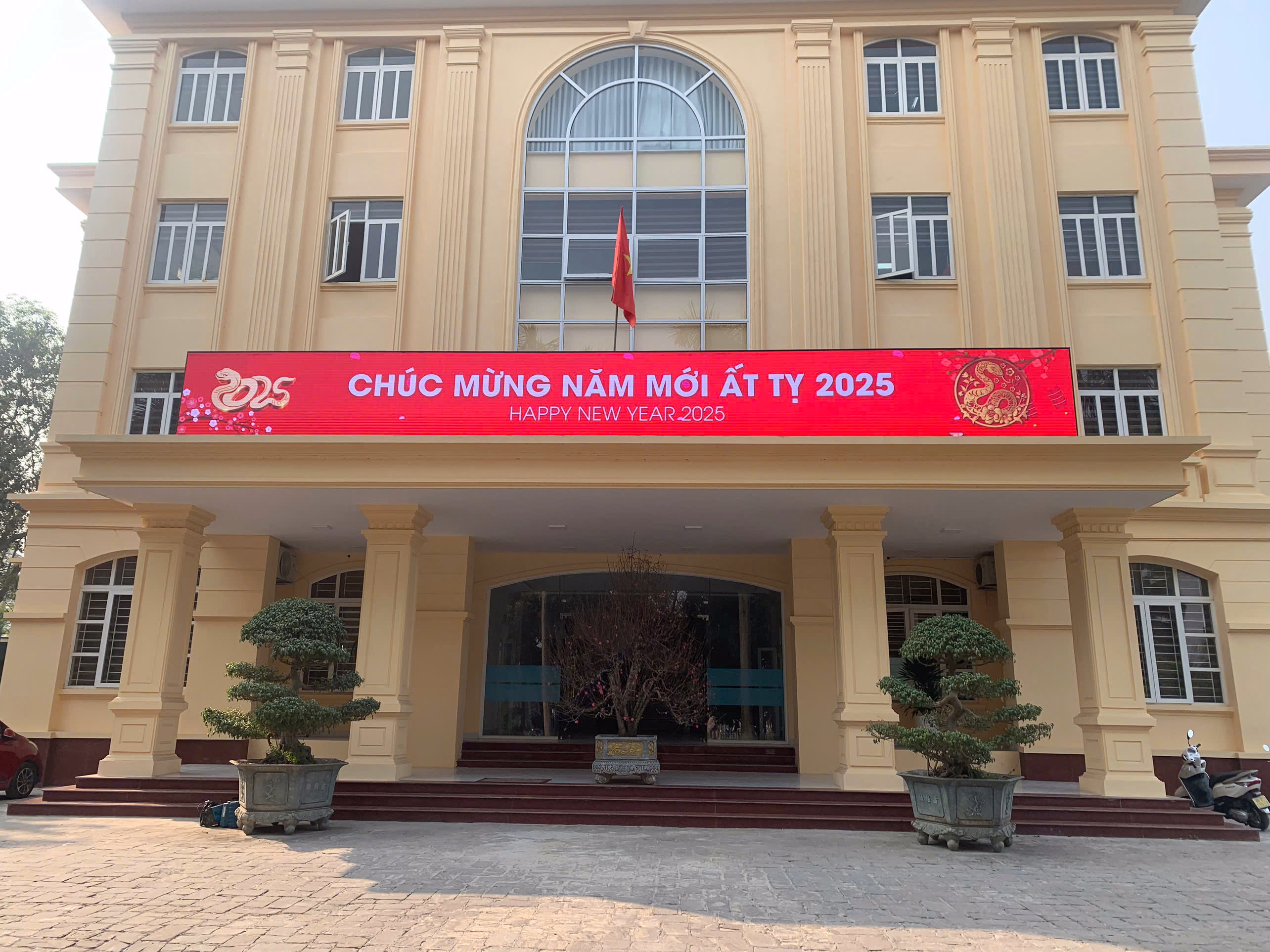 Lắp Đặt 2 Màn Hình LED P10 Ngoài Trời Tại Học Viện Tư Pháp