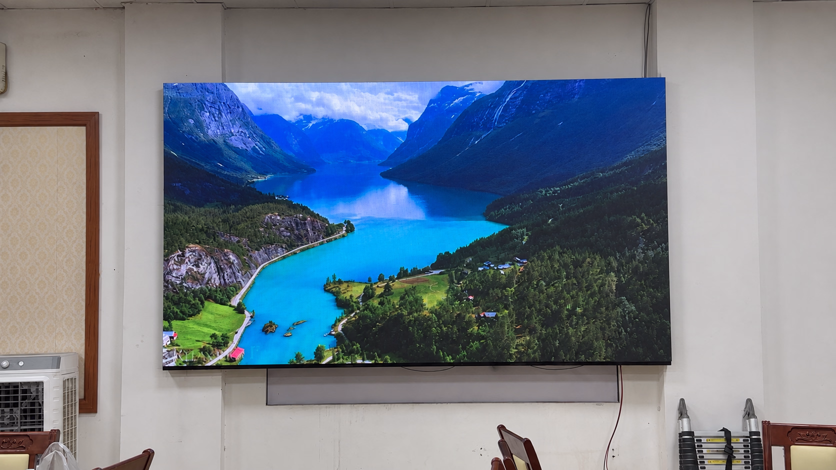 Lắp Đặt Màn Hình LED P4 Trong Nhà Tại Nhà Hàng Châu Á, Thái Bình