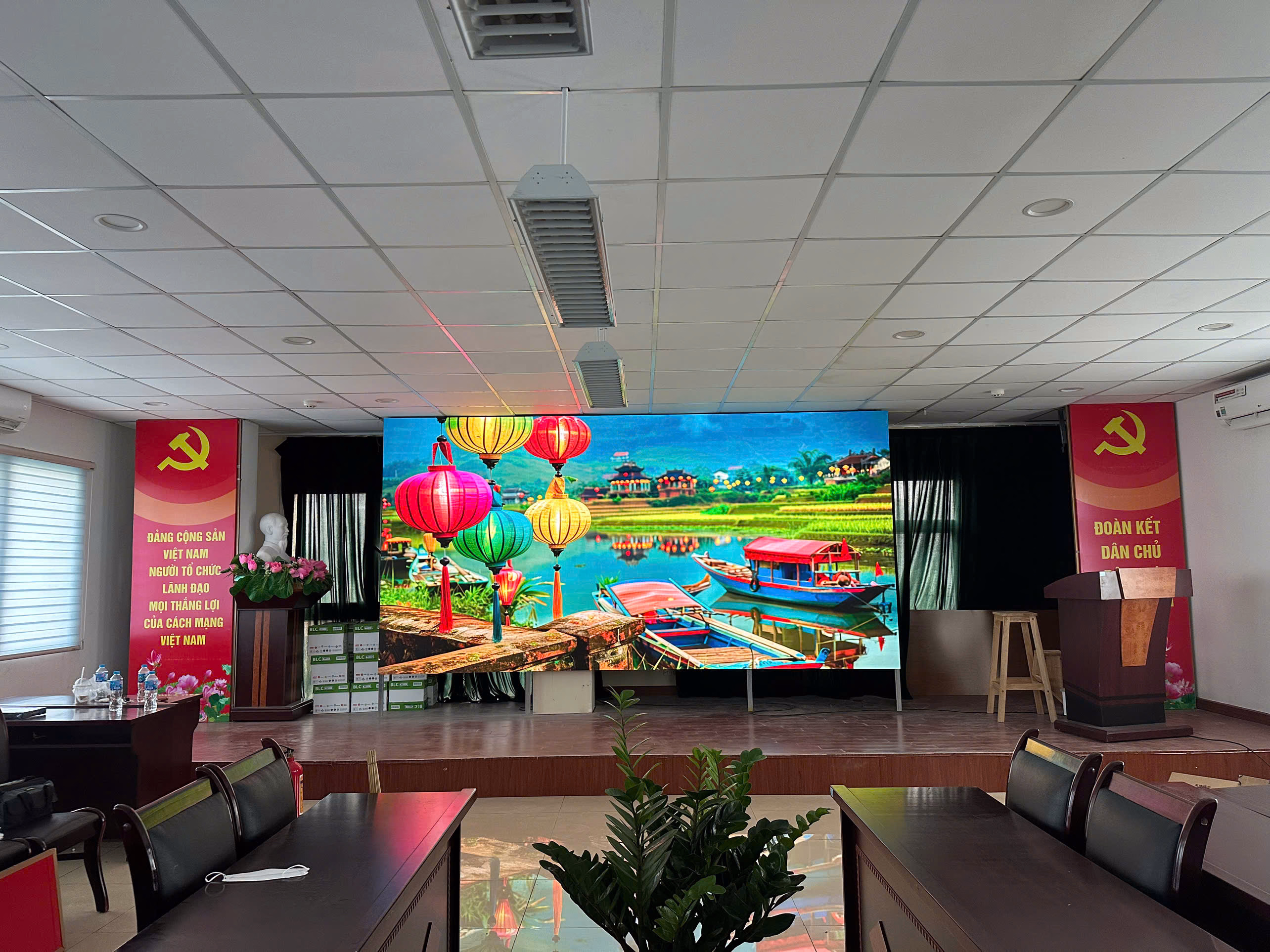 Lắp Đặt Màn Hình LED P2 Trong Nhà Tại Trụ Sở Giao Hàng Tiết Kiệm