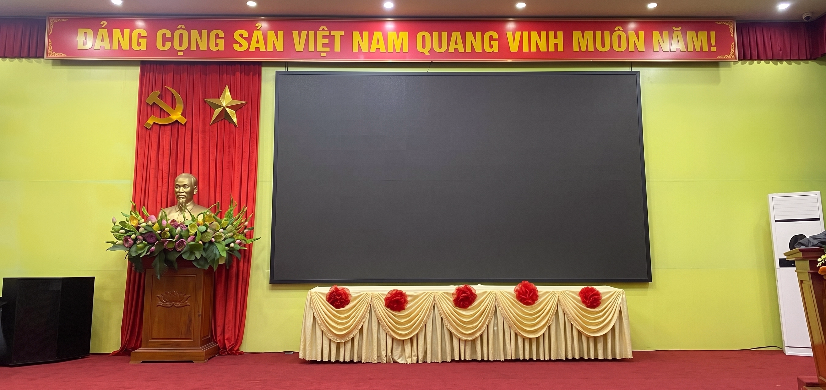Lắp Đặt Màn Hình LED P2.5 Trong Nhà Tại UBND Giang Biên