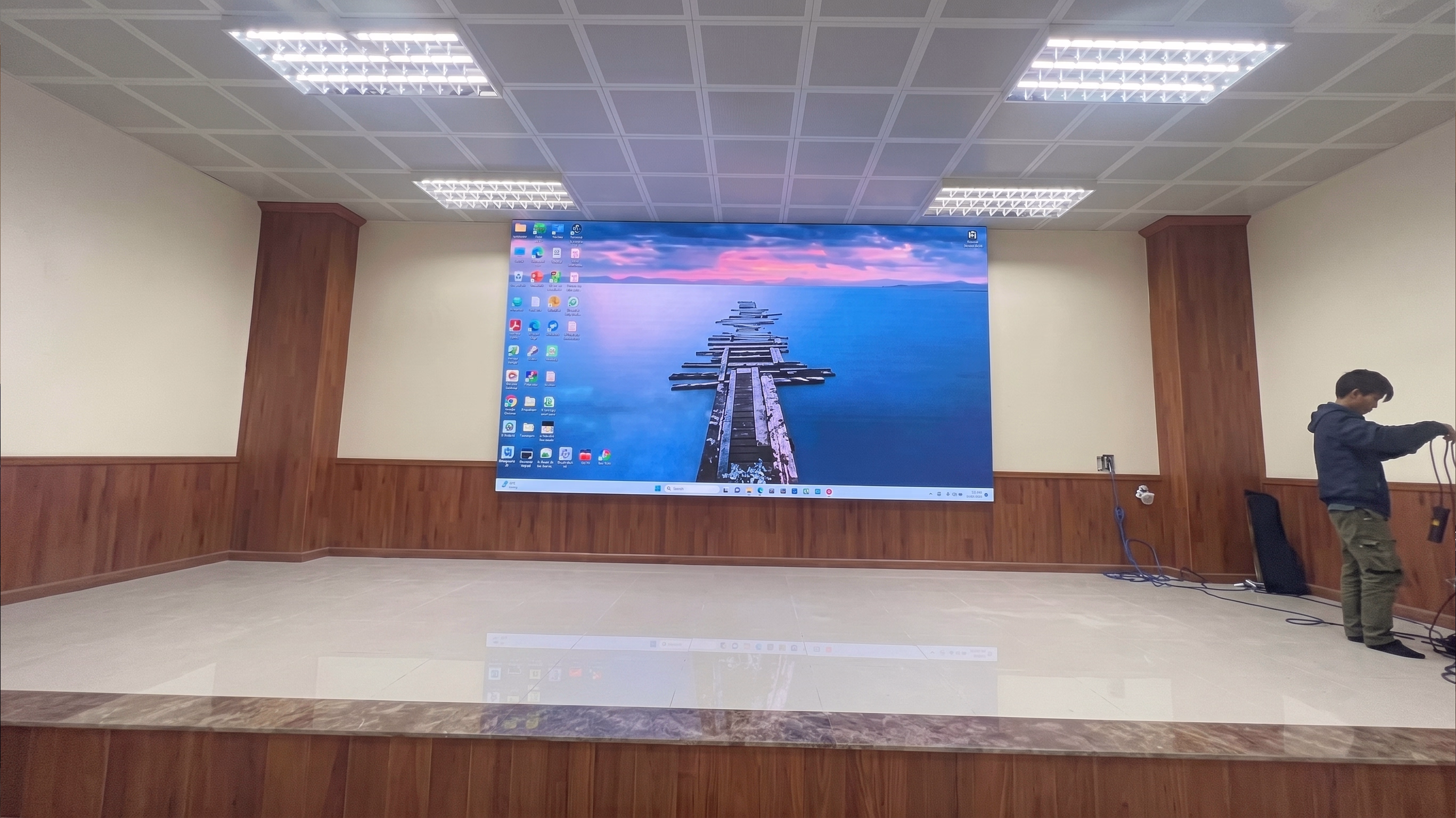 Lắp Đặt Màn Hình LED P2 Trong Nhà Tại Công Ty Thương Mại Và Xây Dựng PROS