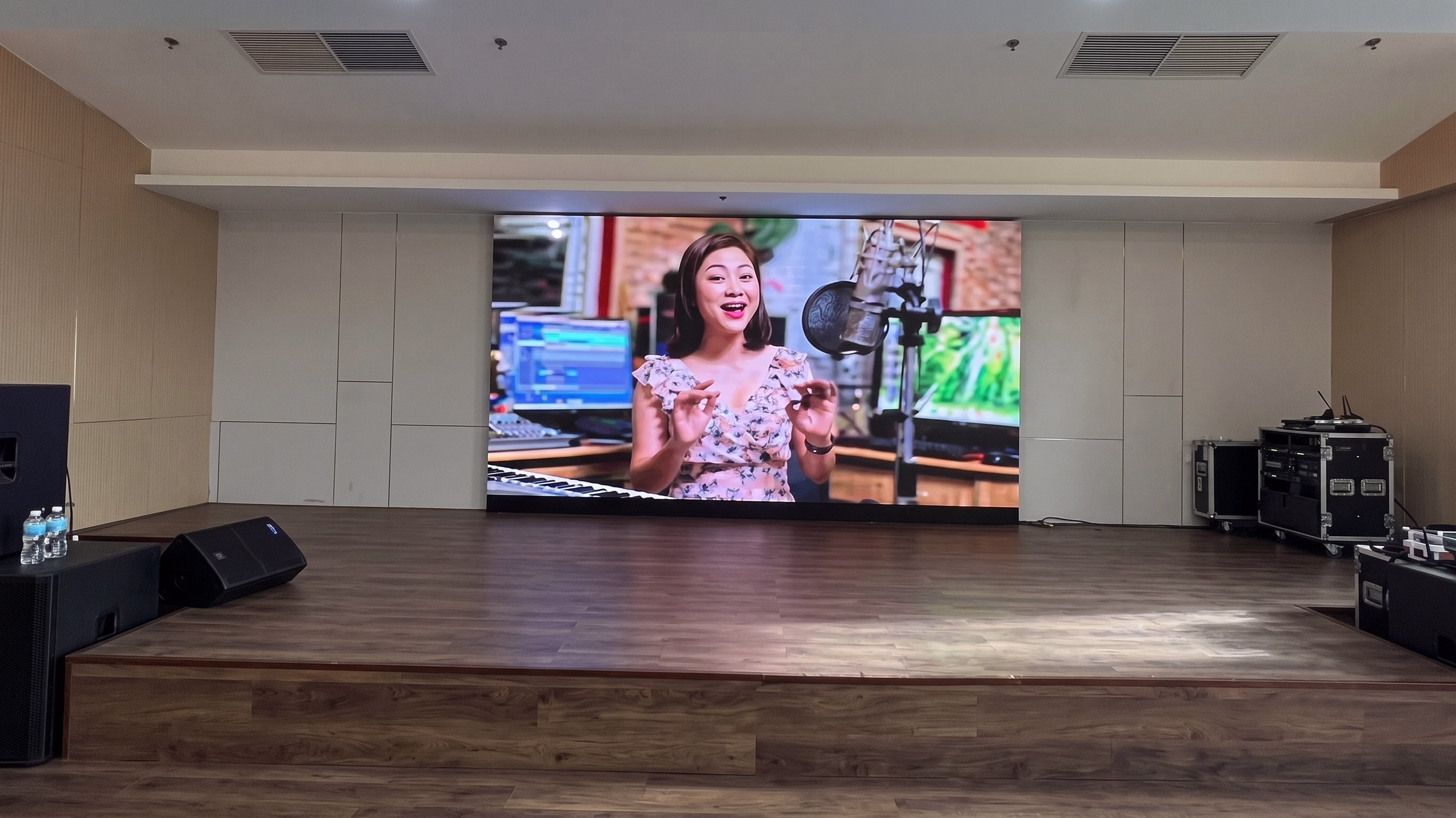 Lắp Đặt Màn Hình LED Cong P2.5 Trong Nhà Công Ty Cổ Phần Truyền Thông Và Phát Triển Công Nghệ DHN