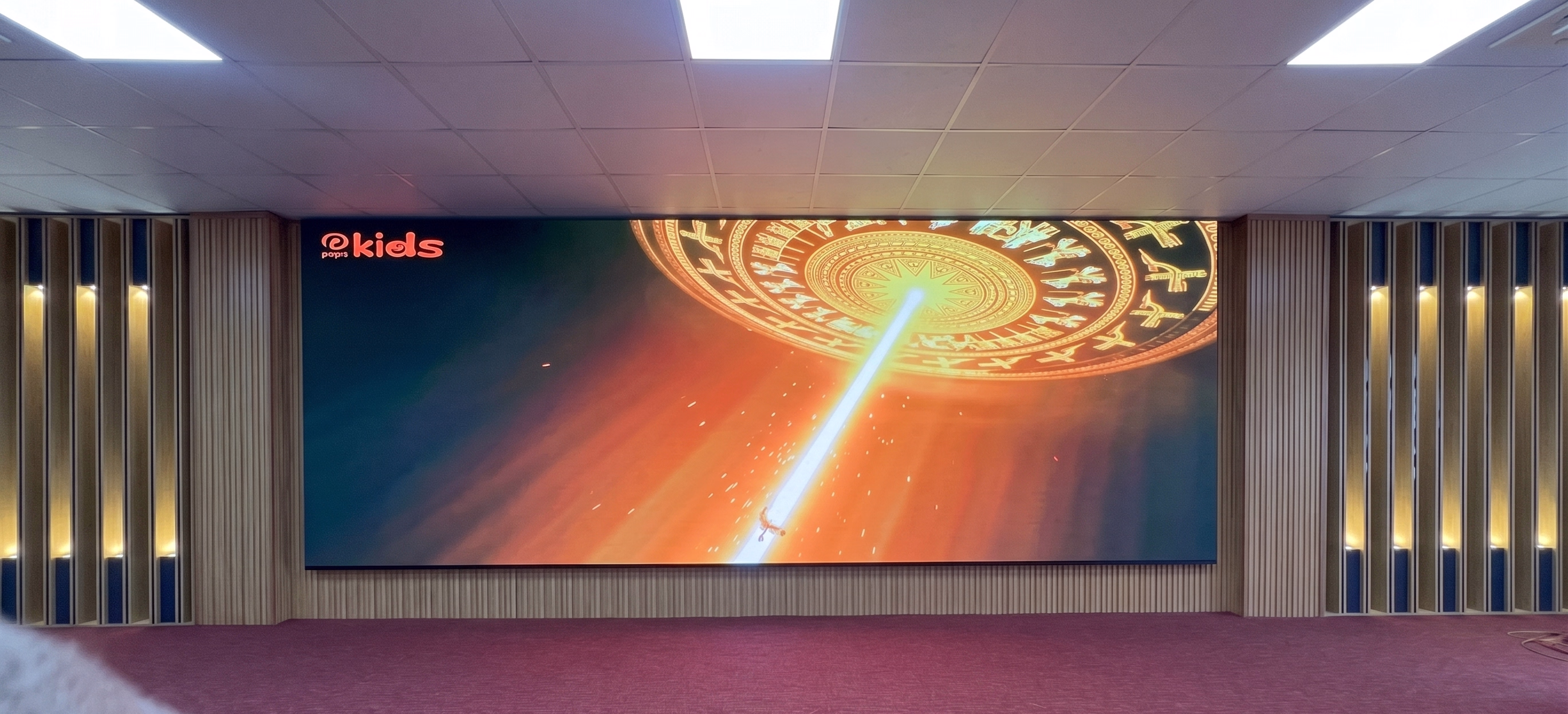 Lắp Đặt Màn Hình LED P2.5 Và P3 Trong Nhà Tại OEG Esports Việt Nam