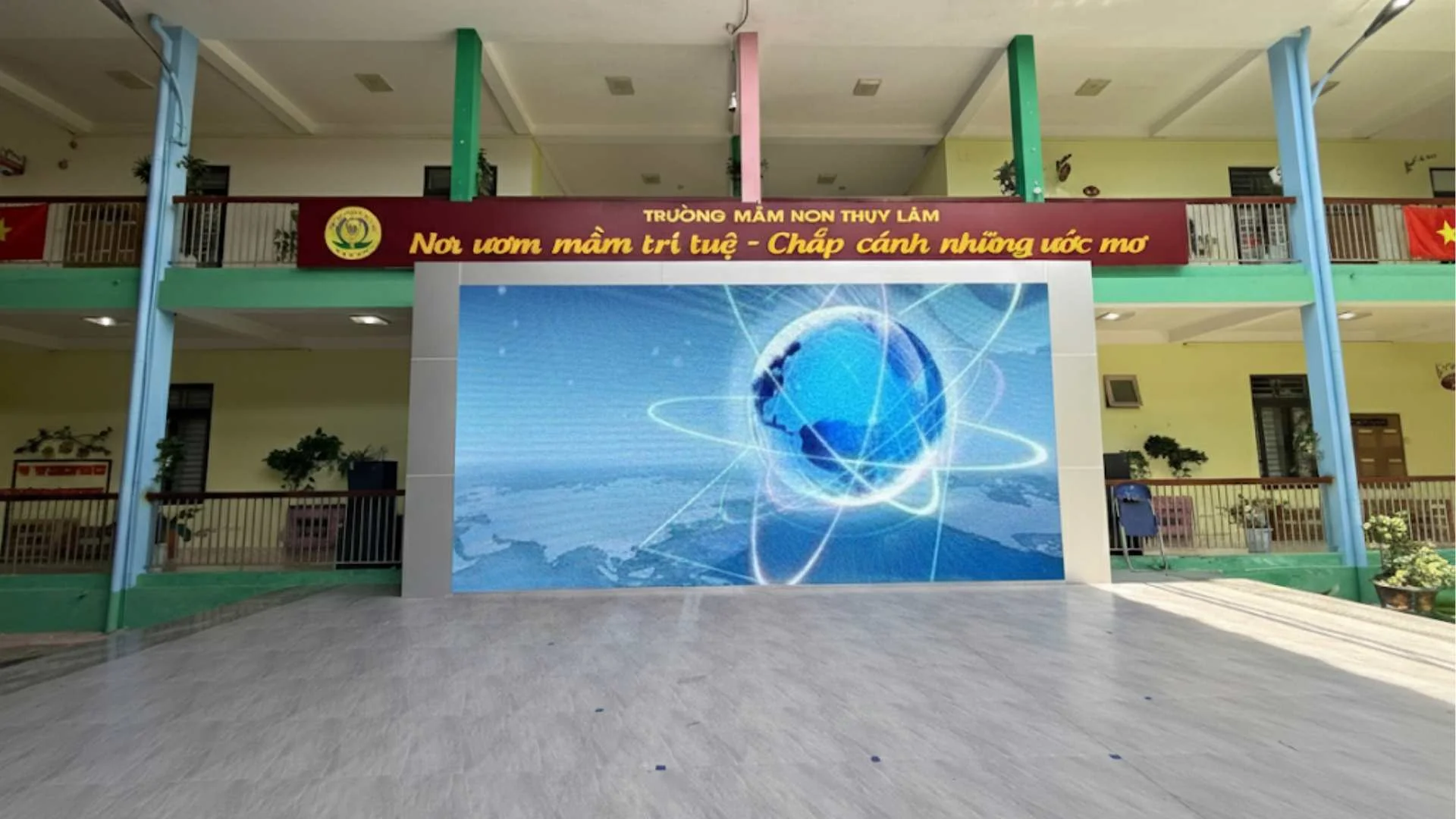 Màn hình LED P4 ngoài trời 49 man-hinh-led-p4-ngoai-troi-lap-dat-tai-truong-mam-non-thuy-lam