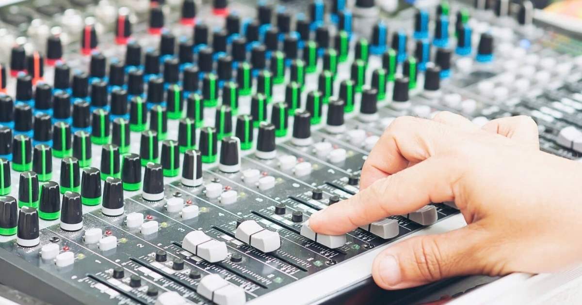 Mixer là gì? Hướng dẫn cách hoạt động và ứng dụng của mixer 2 dieu-chinh-am-luong-tren-moi-kenh-mixer
