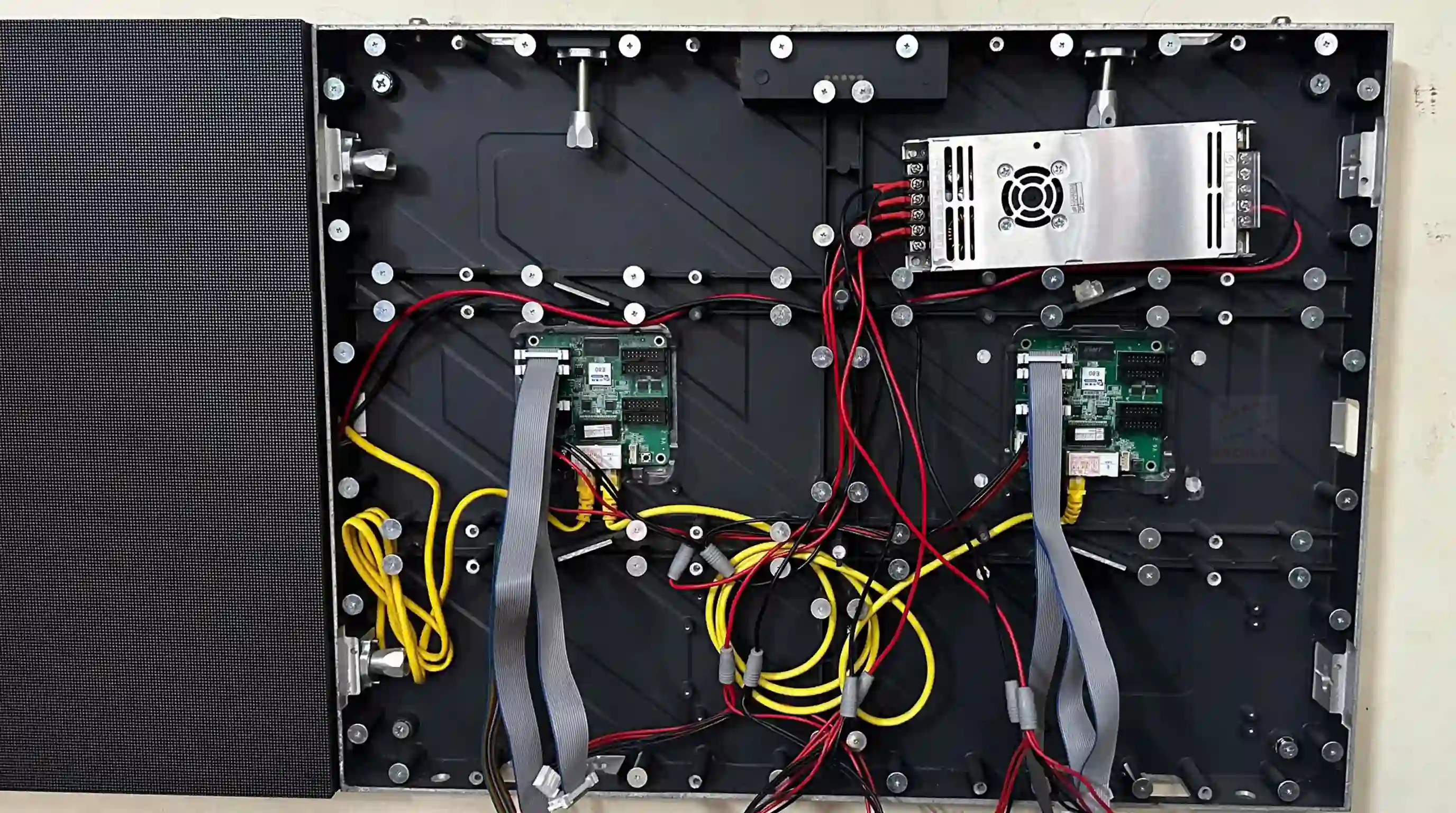 Cabinet Màn Hình LED Là Gì? 5 Bí Quyết Phân Biệt Khung Hộp Sắt Và Nhôm Đúc 1 cau-tao-chi-tiet-ben-trong-cabinet-nhom-duc