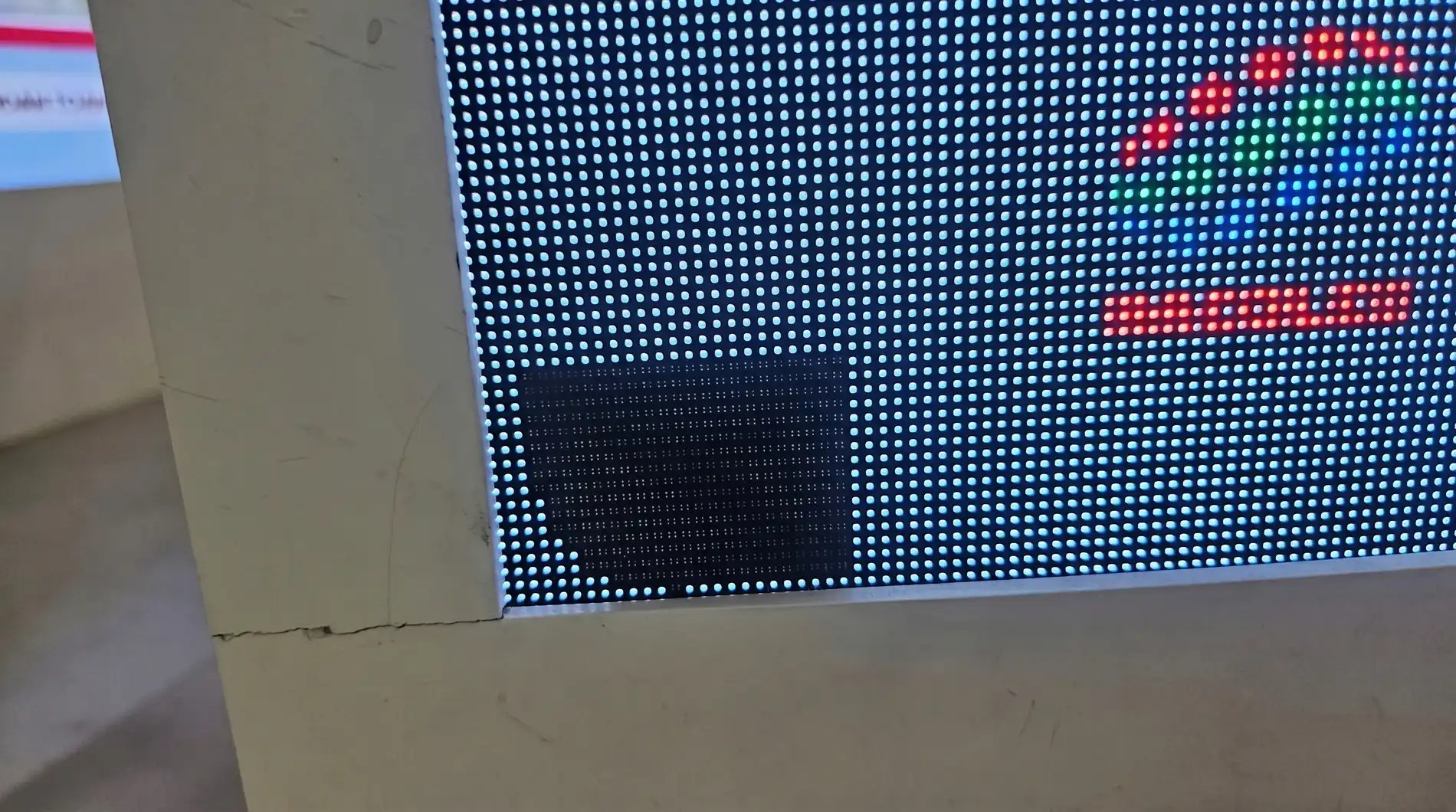 Tổng Hợp 7 Lỗi Màn Hình LED Thường Gặp Nhất & Hướng Dẫn Sửa Chữa Triệt Để 2 loi-man-hinh-led-bi-chet-diem-anh-dead-pixel