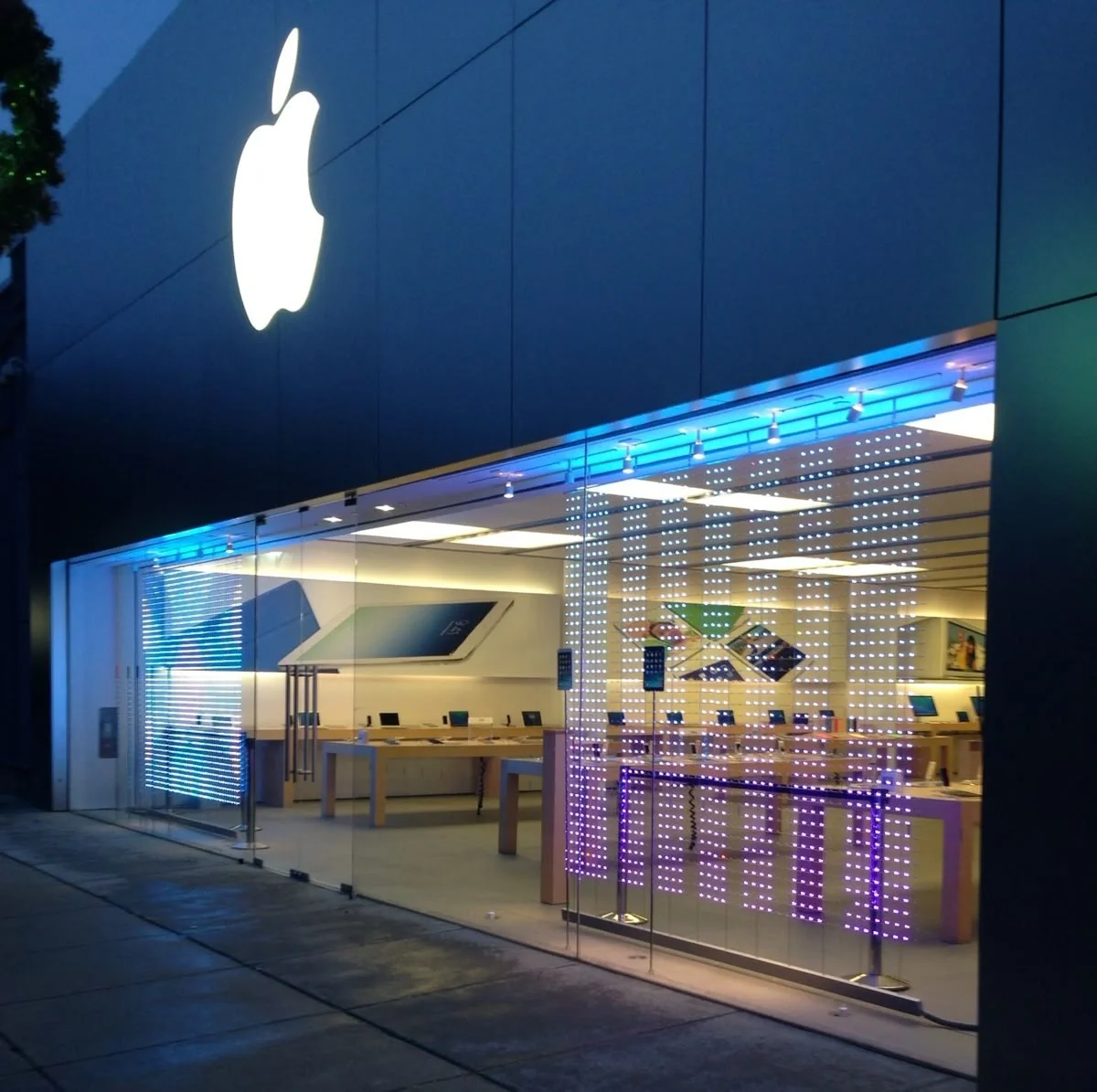 man-hinh-led-trong-suot-tai-cac-cua-hang-apple-store-toan-cau