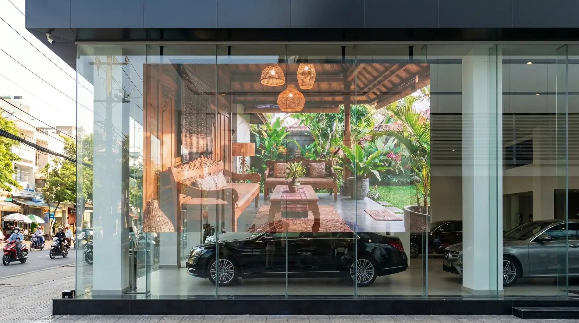 ung-dung-man-hinh-led-trong-suot-tai-vach-kinh-showroom