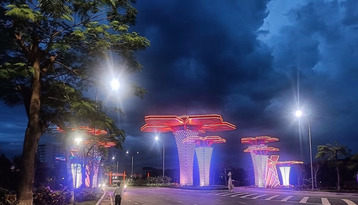 LED TRANG TRÍ TOÀ NHÀ CỔNG CHÀO HOA PHƯỢNG - KHU ĐÔ THỊ ĐỒI RỒNG